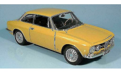 Alfa Romeo 1750 gtv 1/18 Autoart beige millennium edition 1967 modellautos