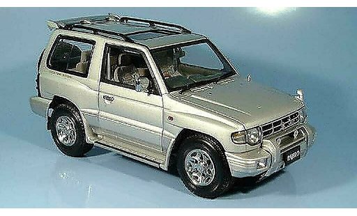 Mitsubishi Pajero SWB 1/18 Autoart argent 1998 modellautos