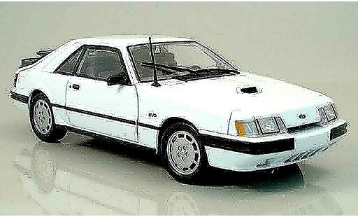Ford Mustang SVO 1/18 Welly weiss modellautos