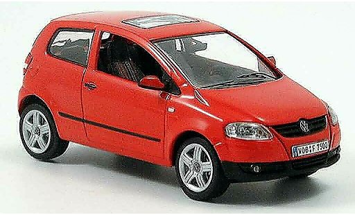 Volkswagen Fox Base 1/43 Schuco rot avec lenkung 2005 modellautos