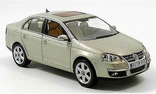 Volkswagen Jetta Base 1/43 Schuco beige 2005 modellautos