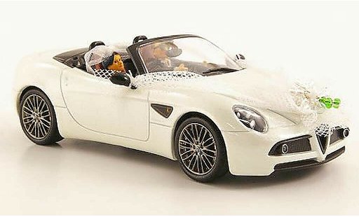 Alfa Romeo 8C spider 1/43 M4 Spyder weiss Just Married avec 2 Figuren modellautos