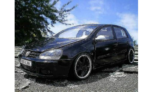 Volkswagen Golf GTI 1/18 Burago men in black 2 modellautos