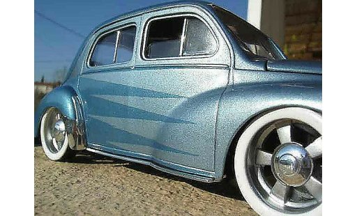 Renault 4CV Base 1/18 Solido blau modellautos