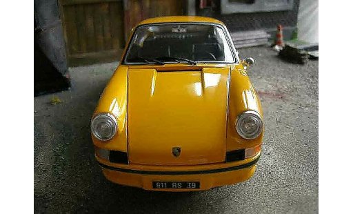 Porsche 911 RS 1/18 Universal Hobbies 2.7 gelb modellautos