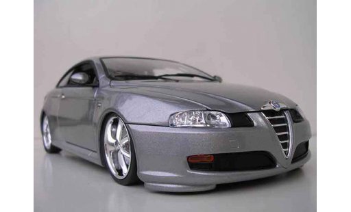 Alfa Romeo GT coupe 1/18 Welly grau jantes chromees 17 pouces modellautos