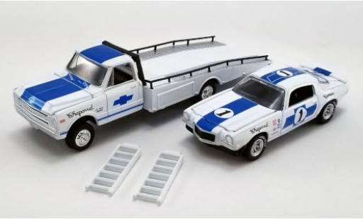 Modellautos Chevrolet C-30 1/64 ACME Ramp Truck weiss/blau Chaparral 1967 avec 1970 Trans Am Camaro et Rampes de chargement Chevrolet C-30 1/64 ACME Ramp Truck weiss/blau Chaparral 1967 avec 1970 Trans Am Camaro et Rampes de chargement modellautos