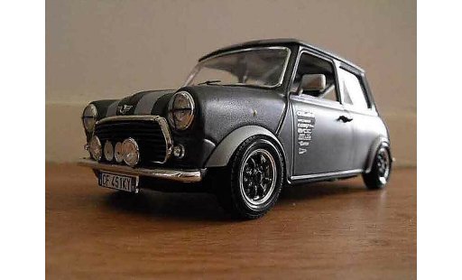 Austin Mini cooper 1/18 Burago 1969 preparation course modellautos