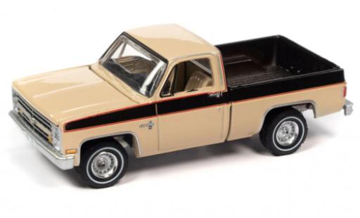 Modellautos Chevrolet Silverado 1/64 Auto World 10 Fleetside beige/brun 1985 Chevrolet Silverado 1/64 Auto World 10 Fleetside beige/brun 1985 modellautos
