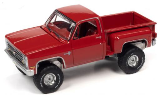 Modellautos Chevrolet Silverado 1/64 Auto World K10 Stepside rouge 1986 Chevrolet Silverado 1/64 Auto World K10 Stepside rouge 1986 modellautos