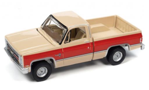 Modellautos Chevrolet Silverado 1/64 Auto World R10 Fleetside beige/rouge 1987 Chevrolet Silverado 1/64 Auto World R10 Fleetside beige/rouge 1987 modellautos