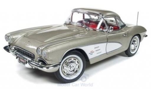 Modellautos Chevrolet Corvette 1/18 Auto World Cabrio mettalic beige/weiss 1961 Chevrolet Corvette 1/18 Auto World Cabrio mettalic beige/weiss 1961 modellautos