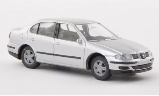 Modellautos Seat Toledo 1/87 AWM II silber sans Vitrine Seat Toledo 1/87 AWM II silber sans Vitrine modellautos