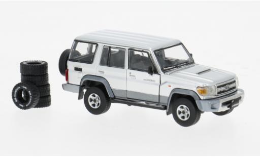 Modellautos Toyota Land Cruiser 1/64 BM Creations LC76 silber 1:64 Toyota Land Cruiser 1/64 BM Creations LC76 silber 1:64 modellautos