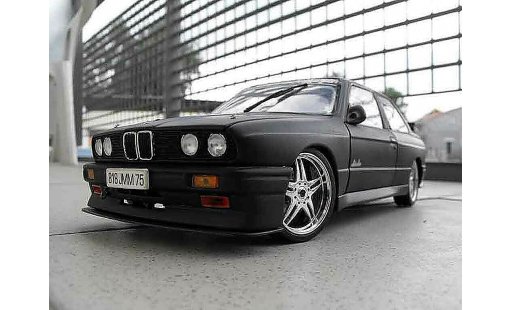 Bmw M3 coupe 1/18 Minichamps E30 schwarz echappement inox nos modellautos