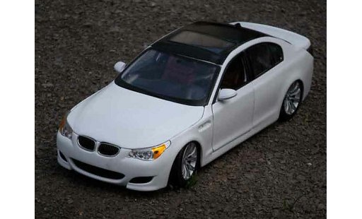 Bmw M5 berline 1/18 Maisto E60 weiss et schwarz modellautos