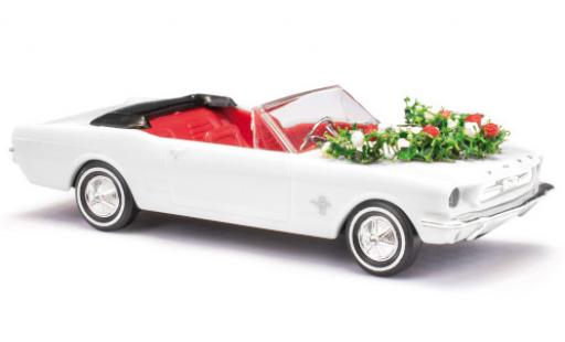 Modellautos Ford Mustang 1/87 Busch Cabrio weiss mariage avec Décoration Ford Mustang 1/87 Busch Cabrio weiss mariage avec Décoration modellautos