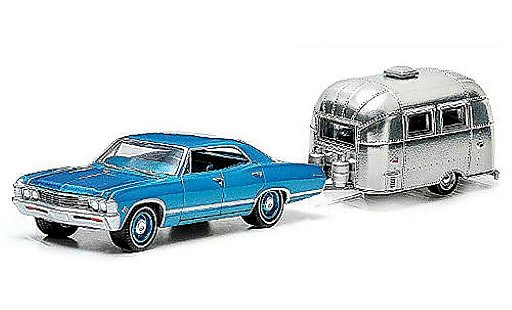 Chevrolet Impala Sedan 1/64 Greenlight Sport blau und Airstream 16 Bambi 1967 modellautos