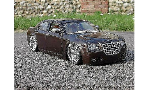 Chrysler 300C special edition 1/18 Maisto show car louis vuitton modellautos