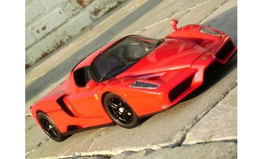 Ferrari Enzo Coupe 1/18 Hot Wheels rot jantes schwarzs modellautos