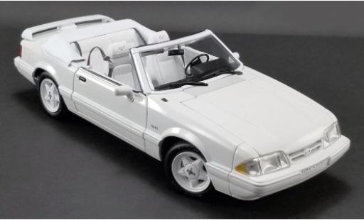 Modellautos Ford Mustang 1/18 GMP LX 5.0L Cabrio Feature Car weiss 1993 Softtop liegt bei Ford Mustang 1/18 GMP LX 5.0L Cabrio Feature Car weiss 1993 Softtop liegt bei modellautos