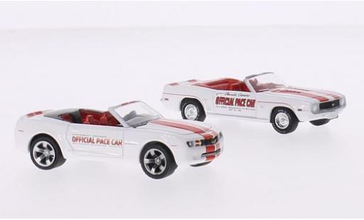 Modellautos Chevrolet Camaro 1/64 Greenlight 2er-Set: Indianapolis 500 Pace Cars weiss/rot 1969 Cabrio & 2011 Cabrio Chevrolet Camaro 1/64 Greenlight 2er-Set: Indianapolis 500 Pace Cars weiss/rot 1969 Cabrio & 2011 Cabrio modellautos
