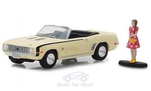 Modellautos Chevrolet Camaro SS 1/64 Greenlight SS Cabrio gelb 1969 mit einer weiblichen Figur Chevrolet Camaro SS 1/64 Greenlight SS Cabrio gelb 1969 mit einer weiblichen Figur modellautos