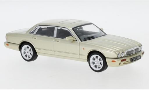 Modellautos Jaguar XJ 1/43 IXO 8 (X308) mettalic beige RHD 1998 Jaguar XJ 1/43 IXO 8 (X308) mettalic beige RHD 1998 modellautos