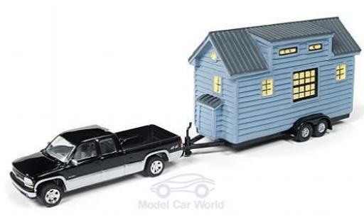 Modellautos Chevrolet Silverado 1/64 Johnny Lightning 1500 mettalic schwarz/silber 2002 mit Tiny House ohne Vitrine Chevrolet Silverado 1/64 Johnny Lightning 1500 mettalic schwarz/silber 2002 mit Tiny House ohne Vitrine modellautos
