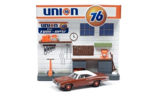 Modellautos Dodge Coronet 1/64 Johnny Lightning Super Bee mettalic braun/matt-weiss 1976 Diorama Dodge Coronet 1/64 Johnny Lightning Super Bee mettalic braun/matt-weiss 1976 Diorama modellautos