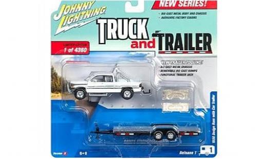 Modellautos Dodge RAM 1/64 Johnny Lightning Ram 1500 weiss/silber 1996 mit Flatbed Anhänger ohne Vitrine Dodge RAM 1/64 Johnny Lightning Ram 1500 weiss/silber 1996 mit Flatbed Anhänger ohne Vitrine modellautos