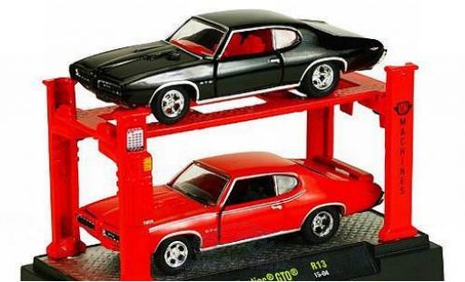 Modellautos Pontiac GTO 1/64 M2 Machines 1969 Auto Lift 2er-Set: je 1x schwarz und rot sowie Hebebühne Pontiac GTO 1/64 M2 Machines 1969 Auto Lift 2er-Set: je 1x schwarz und rot sowie Hebebühne modellautos