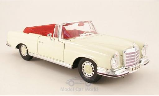 Modellautos Mercedes 280 SE 1/18 Maisto SE (W111) Cabriolet beige 1966 Mercedes 280 SE 1/18 Maisto SE (W111) Cabriolet beige 1966 modellautos