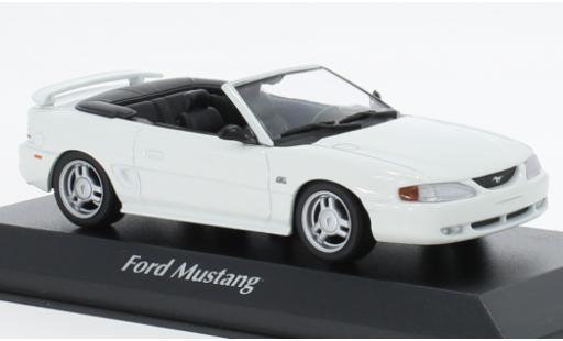 Modellautos Ford Mustang 1/43 Maxichamps Cabriolet blanche 1994 Ford Mustang 1/43 Maxichamps Cabriolet blanche 1994 modellautos