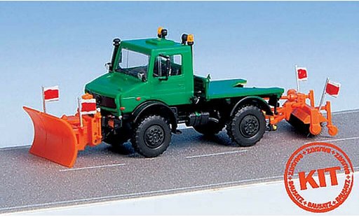 Mercedes Unimog Base 1/87 Kibri gr&Atilde;&frac14;n mit Pflug und Kehrmaschine modellautos