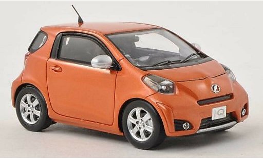 Toyota IQ Base 1/43 Ebbro orange RHD modellautos