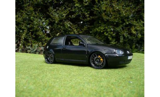 Volkswagen Golf GTI 1/18 Revell full black modellautos