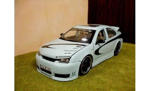 Volkswagen Bora Base 1/18 Revell show car modellautos
