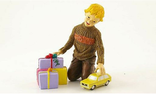 Volkswagen Golf Base 1/90 Schuco gelb mit Figur modellautos