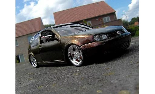Volkswagen Golf GTI 1/18 Revell peinture cameleon modellautos