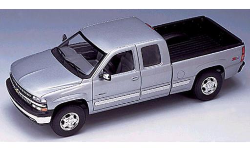 Modellautos Chevrolet Silverado 1/18 Welly Ex. Cab silber 1999 1:18 Chevrolet Silverado 1/18 Welly Ex. Cab silber 1999 1:18 modellautos